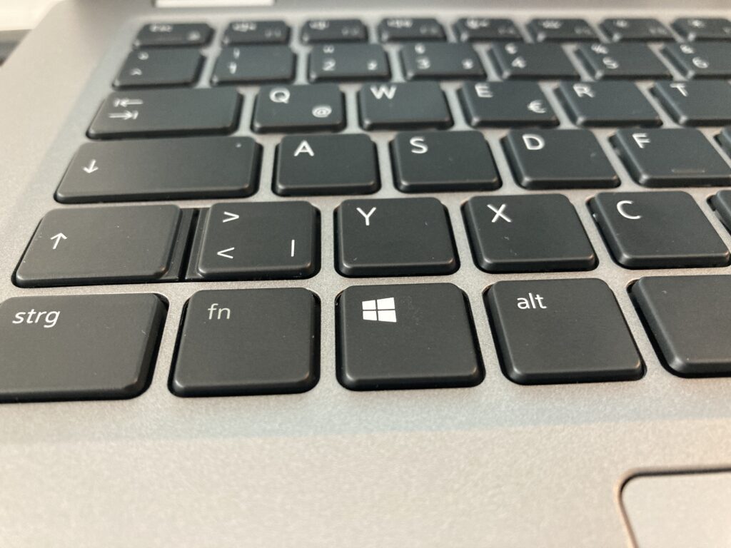 Foto einer Laptop-Tastatur von schräg oben