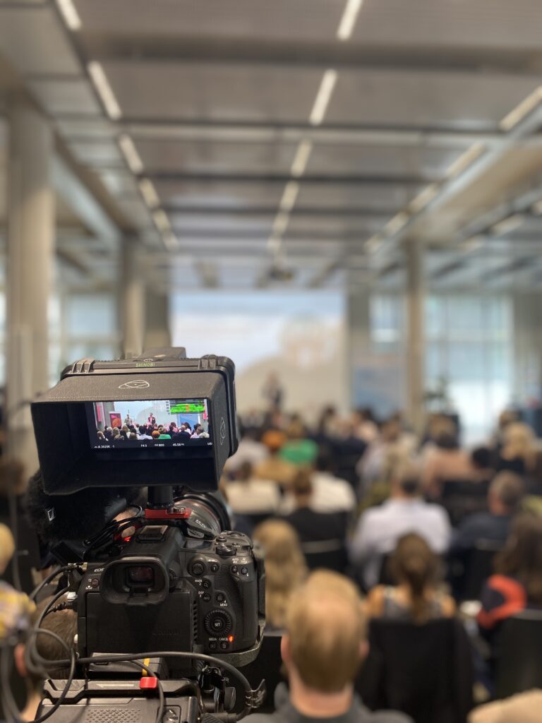 Der (Rück-)Blick durch die Kamera auf die Veranstaltung 