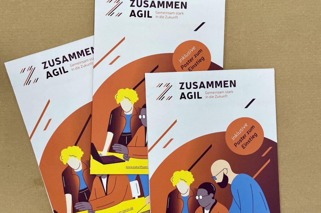 Drei Poster-Broschüren liegen gehäft auf einem Tisch