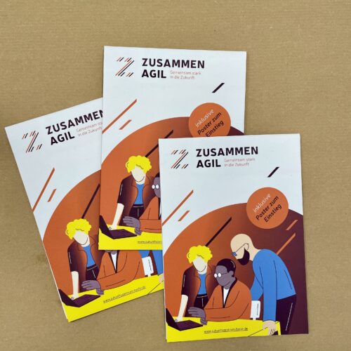 Drei Poster-Broschüren liegen gehäft auf einem Tisch