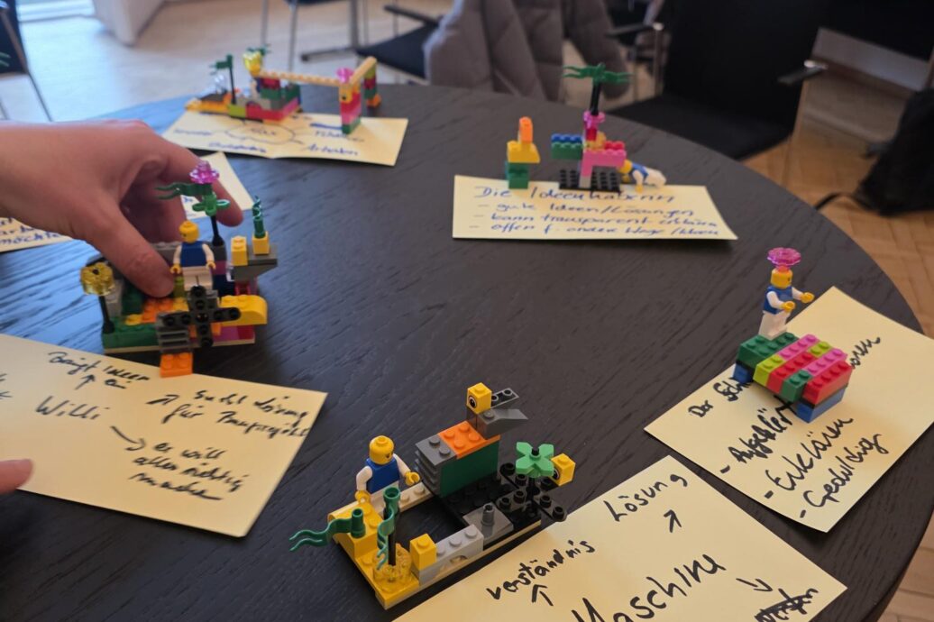 Tisch mit serious Play Figuren