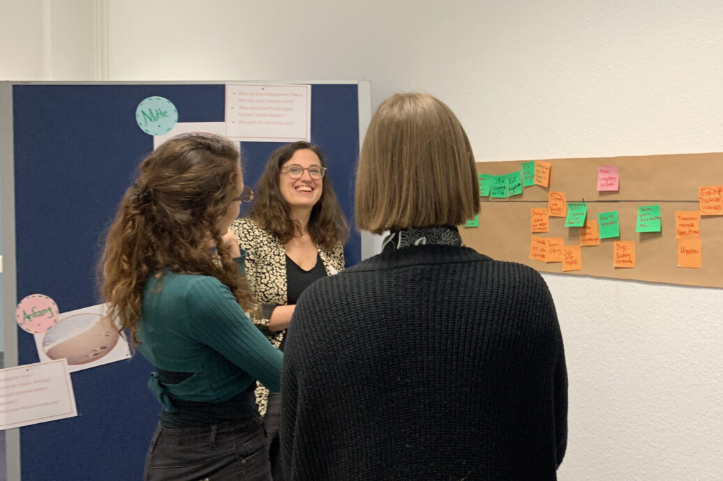 Mehrere Frauen im Gespräch über die Ergebnisse eines Workshops.